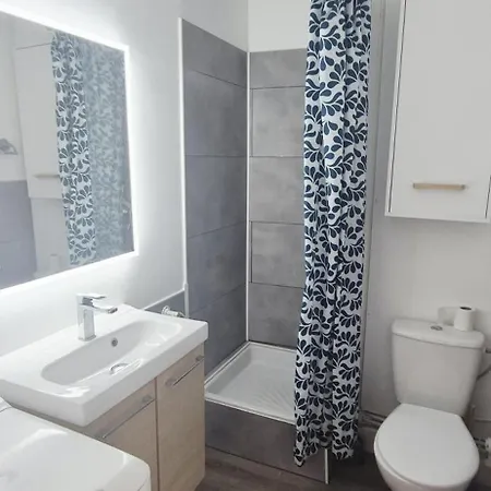 4 Pers Avec Piscine & Parking ,acces Direct *