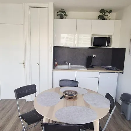 4 Pers Avec Piscine & Parking ,acces Direct