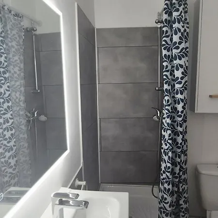 4 Pers Avec Piscine & Parking ,acces Direct